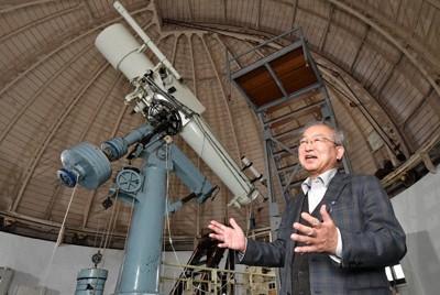 京都大花山天文台本館の45㌢屈折望遠鏡の前で語る柴田一成さん