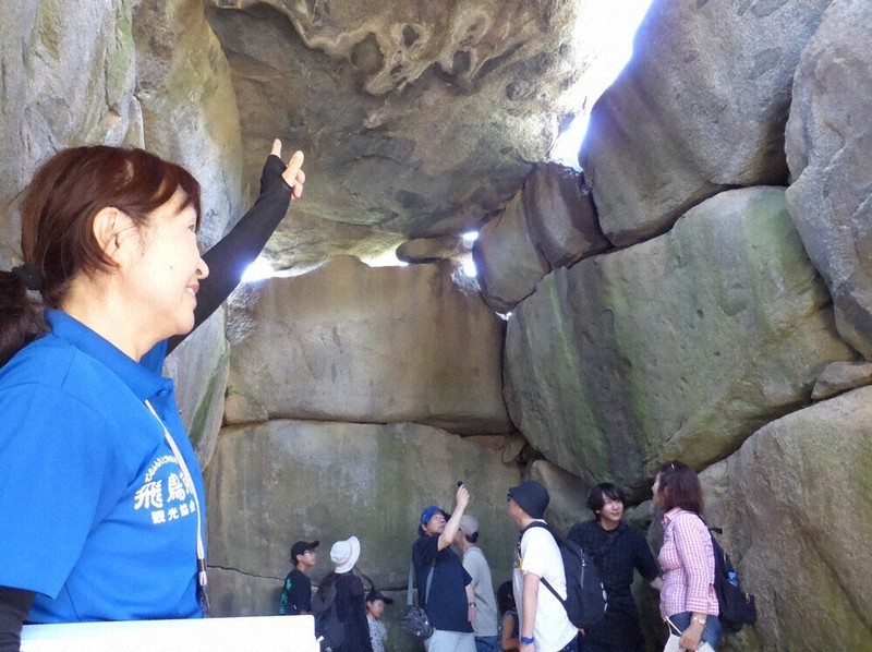 飛鳥・藤原を行く：花咲け19資産／7 石舞台古墳（明日香村）、菖蒲池