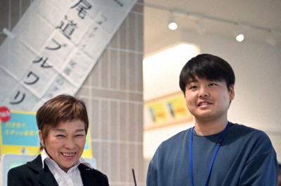 万汐農園の社長、浜浦志保香さん（左）とマネジャーの高佑典さん＝尾道市で、佐藤賢二郎撮影