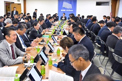 自民党政調全体会議に参加する議員ら＝東京都千代田区の同党本部で2025年11月13日午前8時、西夏生撮影