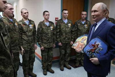 軍の病院を訪問した際、ロシア正教のイコンが描かれた防弾プレートを軍人から贈られたプーチン露大統領＝モスクワで2025年10月29日、スプートニク・ロイター