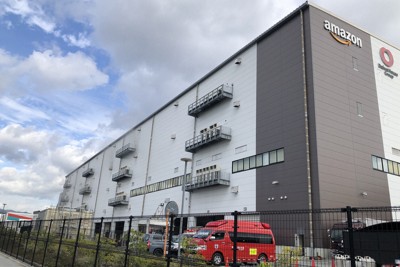 火災があった通販サイト「アマゾン」の倉庫。ダクトから煙が出ている＝大阪府茨木市で2025年11月11日午前11時39分、大坪菜々美撮影