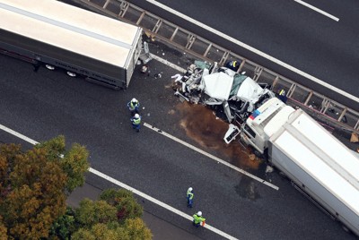 圏央道で発生したトラックや乗用車のからむ事故の現場を調べる捜査員ら＝埼玉県入間市で2025年11月13日午前9時50分、本社ヘリから滝川大貴撮影