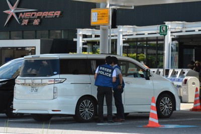 運転を始めた場所を広末涼子さんから聞き取る静岡県警の捜査員＝浜松市の新東名高速道路浜松サービスエリアで2025年7月28日午前10時22分、藤渕志保撮影
