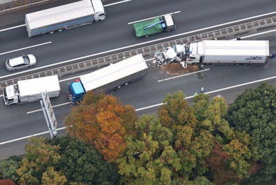 圏央道で発生したトラックや乗用車が絡む玉突き事故の現場＝埼玉県入間市で2025年11月13日午前9時49分、本社ヘリから滝川大貴撮影