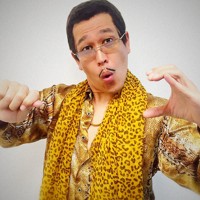 「ラフ・ソング」プロジェクトを進めているシンガー・ソングライターのピコ太郎さん＝エイベックス・ヘルスケアエンパワー合同会社提供