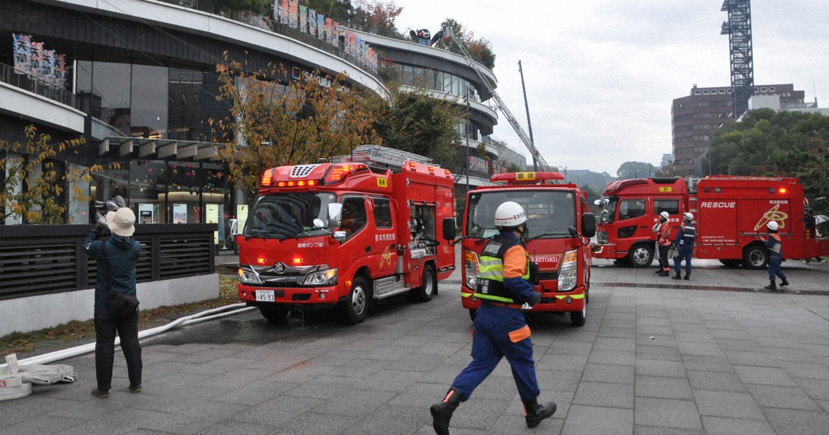 熊本の商業施設で消防訓練　200人参加、はしご車での救助も