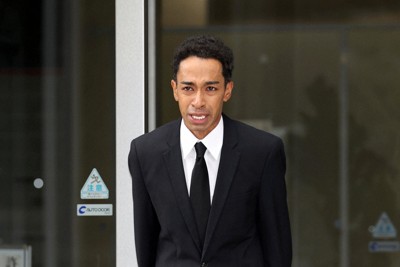 釈放された際、涙を浮かべながら謝罪したアイドルグループ「Aぇ！group」の草間リチャード敬太メンバー＝東京都港区の警視庁三田署で2025年10月6日午後2時22分、幾島健太郎撮影