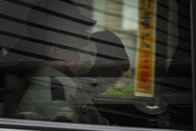 警視庁中央署から送検される松沢泰生容疑者（奥）＝東京都中央区で2025年11月13日午前9時34分、松本ゆう雅撮影