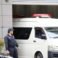 奈良地裁に入る山上徹也被告を乗せた車両＝奈良市で2025年11月13日午後0時26分、木谷郁佳撮影