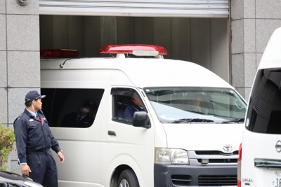 奈良地裁に入る山上徹也被告を乗せた車両＝奈良市で2025年11月13日午後0時26分、木谷郁佳撮影