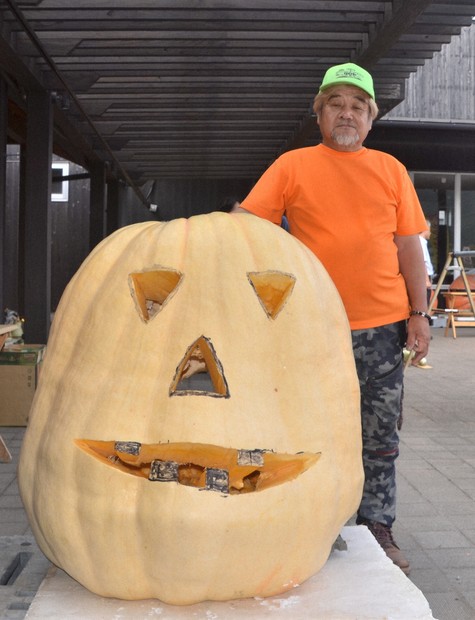 1日15kg成長するカボチャ 「地球最大の野菜作り」に情熱注ぐ生産者