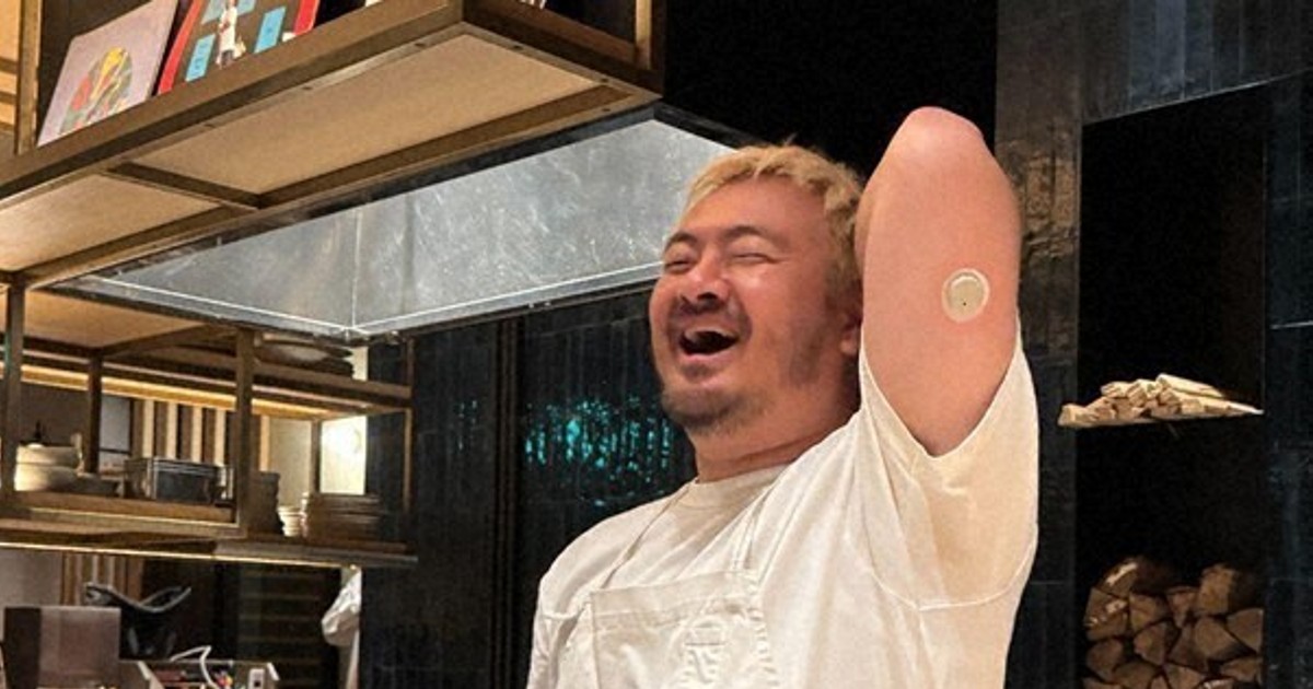 2型糖尿病の発症を公表したシェフの鳥羽周作さん。左腕には、持続血糖測定をできる機器を着けている＝大坂貴史医師提供