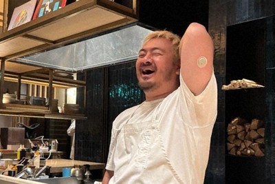 2型糖尿病の発症を公表したシェフの鳥羽周作さん。左腕には、持続血糖測定をできる機器を着けている＝大坂貴史医師提供