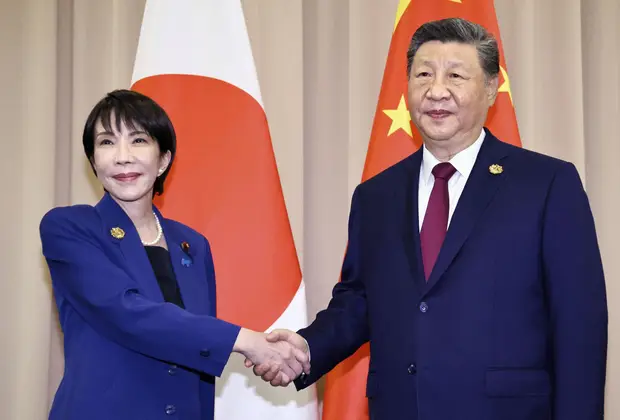 日中首脳会談を前に中国の習近平国家主席（右）と握手を交わす高市早苗首相＝韓国・慶州で2025年10月31日（代表撮影・共同）