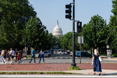 ワシントンの夏。世界中から若者が集まる （２０２５年7月、ワシントン） Bloomberg