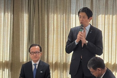 自民党インテリジェンス戦略本部の初会合であいさつする小林鷹之本部長と北村滋元国家安全保障局長（左）＝党本部で2025年11月14日午前8時ごろ、原諒馬撮影