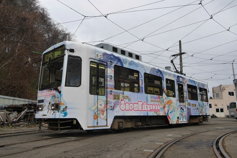 冬の「雪ミク」ラッピング電車、15日に運行開始 札幌市電 | 毎日新聞