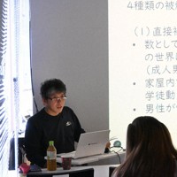 証言を紹介しながら、原爆が女性に与えた影響について語る山口響さん（左）＝長崎市で2025年11月9日午後3時25分、尾形有菜撮影