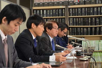 旧統一教会と元信者ら132人の調停が成立したことを受けて記者会見する全国統一教会被害対策弁護団＝東京・霞が関の司法記者クラブで2025年11月14日午後4時3分、安元久美子撮影