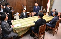 Masayasu Yamasaki of Komeito, background right, speaks in the Diet during discussions on implementing free tuition held between the Liberal Democratic Party, Nippon Ishin (the Japan Innovation Party) and Komeito, Oct. 29, 2025. (Mainichi/Akihiro Hirata)