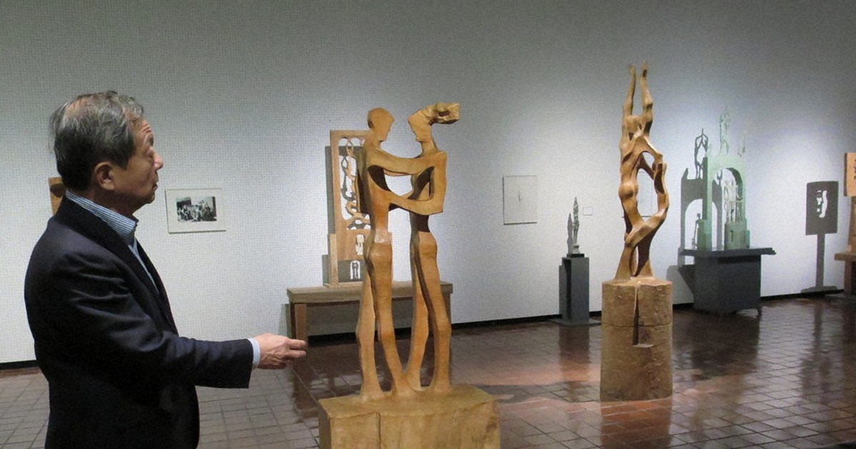 伊東・彫刻家、故・重岡建治さん作品展 家族の愛や絆、感じて きょう