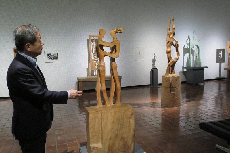 伊東・彫刻家、故・重岡建治さん作品展 家族の愛や絆、感じて きょう