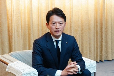 インタビューに応じる斎藤元彦知事＝神戸市中央区の県庁で2025年11月14日、山田麻未撮影