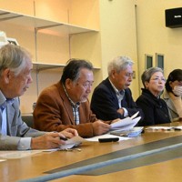 原爆資料館の展示更新について申し入れをする市民団体メンバー＝長崎市平野町で2025年11月14日午前10時16分、尾形有菜撮影
