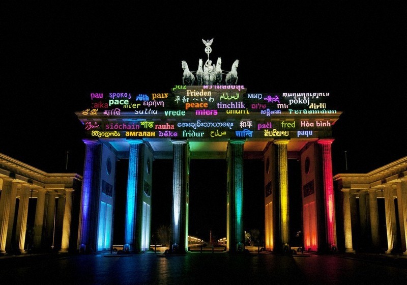 今週の本棚：『石井幹子 光賛美 MOTOKO ISHII｜IN PRAISE OF LIGHTING