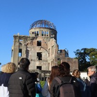 外国人観光客らでにぎわう原爆ドーム周辺＝広島市中区で2025年11月15日午後3時39分、安徳祐撮影