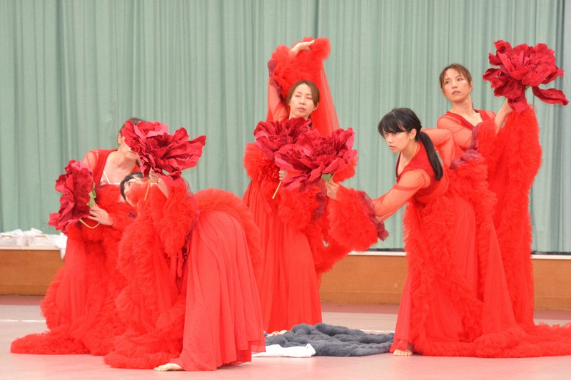 生きづらさ、多彩に身体表現 「女性の自立」理念のダンスカンパニー