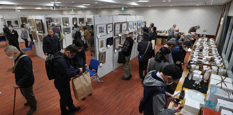 毎日チャリティー美術フェア開幕 毎日新聞大阪本社で 17日まで [写真