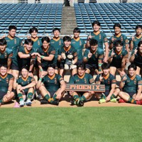 【福岡第1】26大会連続36回目の花園出場を決めた東福岡の選手たち＝ベスト電器スタジアムで2025年11月15日、玉城達郎撮影