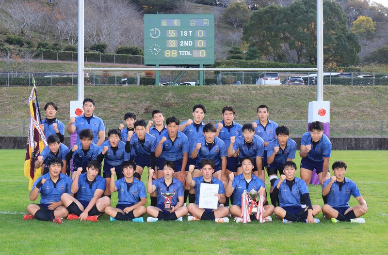 【岡山】5大会連続5回目の花園出場を決めた倉敷の選手たち ＝岡山県美作市の美作ラグビー・サッカー場で2025年11月15日、本紙特約•中村真一郎撮影