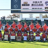 【愛知第1】13大会連続15回目の花園出場を決めた中部大春日丘の選手たち＝名古屋市瑞穂区のパロマ瑞穂ラグビー場で2025年11月15日午後1時24分、荒木映美撮影