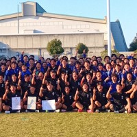 【奈良】引き分けにより抽選で4大会ぶり15回目の花園出場を決めた御所実の選手たち＝奈良県橿原市の橿原公苑陸上競技場で2025年11月16日午後3時39分、喜多瑞輝撮影