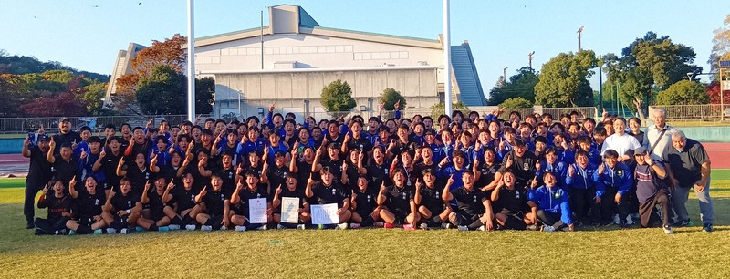 【奈良】引き分けにより抽選で4大会ぶり15回目の花園出場を決めた御所実の選手たち＝奈良県橿原市の橿原公苑陸上競技場で2025年11月16日午後3時39分、喜多瑞輝撮影