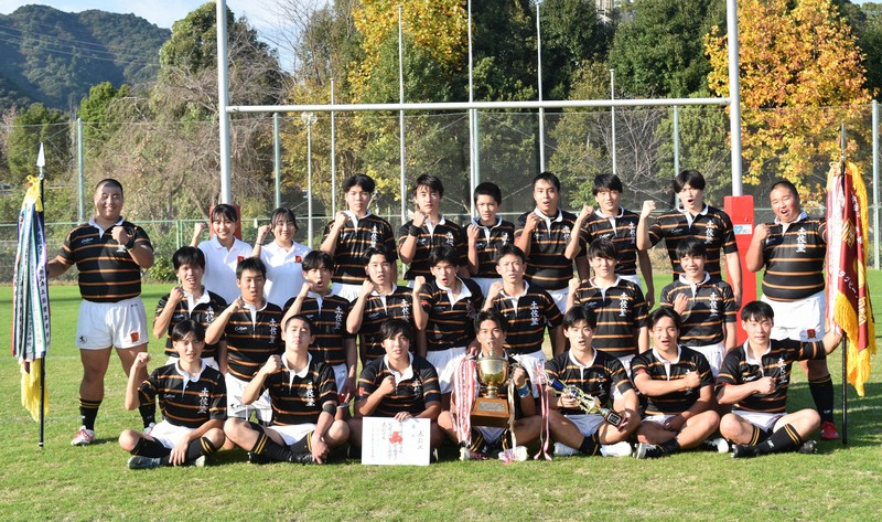 【高知】7大会ぶり19回目の花園出場を決めた土佐塾の選手たち＝高知市の高知県立春野総合運動公園球技場で2025年11月16日午後2時49分、行方一男撮影