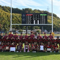 【和歌山】5大会連続7回目の花園出場を決めた近大和歌山の選手たち＝和歌山市毛見の紀三井寺公園陸上競技場で2025年11月16日午後2時57分、恒成晃徳撮影