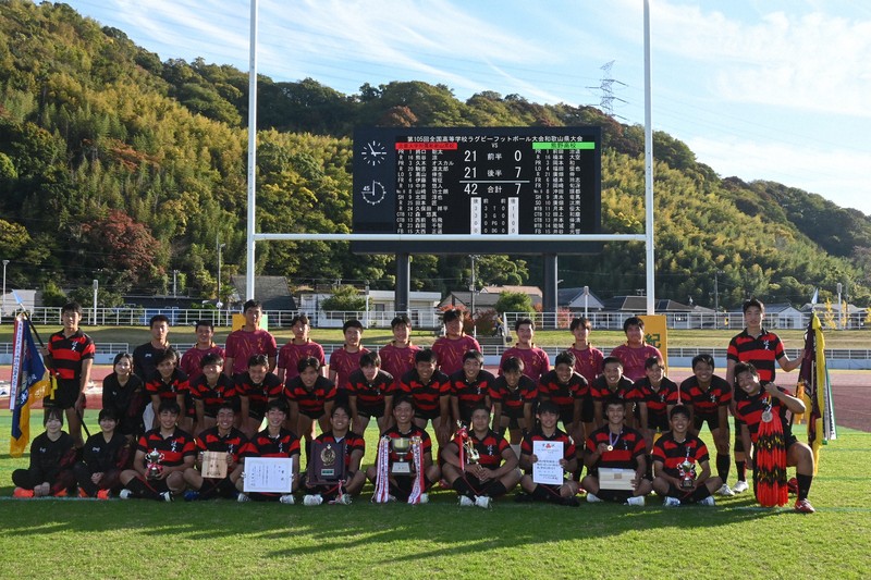 【和歌山】5大会連続7回目の花園出場を決めた近大和歌山の選手たち＝和歌山市毛見の紀三井寺公園陸上競技場で2025年11月16日午後2時57分、恒成晃徳撮影