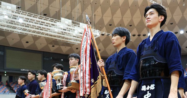 【国士舘大－筑波大】優勝した国士舘大の選手たち＝Asueアリーナ大阪で2025年11月16日、三村政司撮影