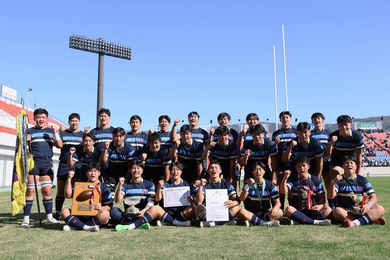 【大阪第1】7大会連続25回目の花園出場を決めた東海大大阪仰星の選手たち＝東大阪市花園ラグビー場で2025年11月16日、長澤凜太郎撮影