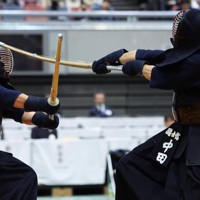 【国士舘大－筑波大】大将戦で筑波大の菅野（左）を攻める国士舘大の中田＝Asueアリーナ大阪で2025年11月16日、三村政司撮影