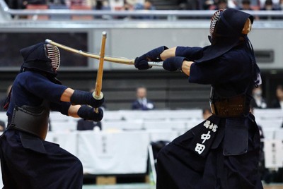 【国士舘大－筑波大】大将戦で筑波大の菅野（左）を攻める国士舘大の中田＝Asueアリーナ大阪で2025年11月16日、三村政司撮影