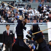 【国士舘大－筑波大】大将戦で筑波大の菅野（右）を攻める国士舘大の中田＝Asueアリーナ大阪で2025年11月16日、三村政司撮影