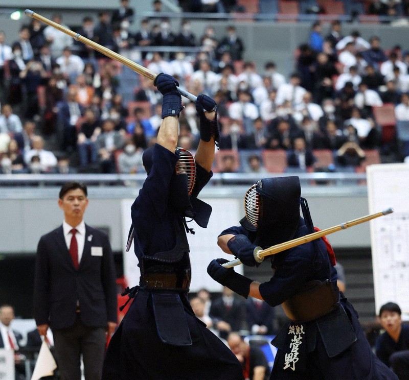 【国士舘大－筑波大】大将戦で筑波大の菅野（右）を攻める国士舘大の中田＝Asueアリーナ大阪で2025年11月16日、三村政司撮影