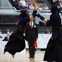 【国士舘大－筑波大】大将戦で国士舘大の中田（右）を攻める筑波大の菅野＝Asueアリーナ大阪で2025年11月16日、三村政司撮影