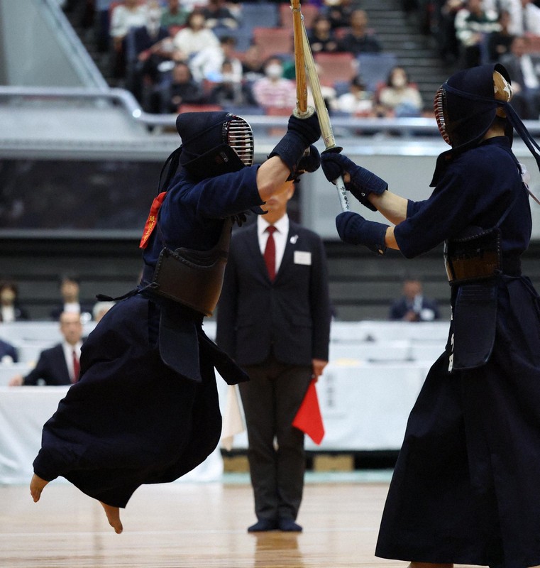 【国士舘大－筑波大】大将戦で国士舘大の中田（右）を攻める筑波大の菅野＝Asueアリーナ大阪で2025年11月16日、三村政司撮影