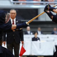【国士舘大－筑波大】先鋒戦で国士舘大の久保（右）を攻める筑波大の小柳＝Asueアリーナ大阪で2025年11月16日、三村政司撮影